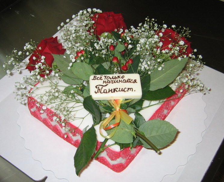 Торт с букетом из живых цветов